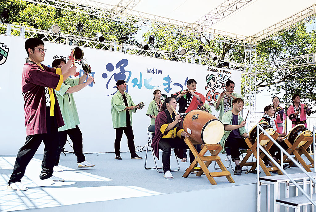 太鼓や笛の演奏を披露する出演者ら＝清水町総合運動公園