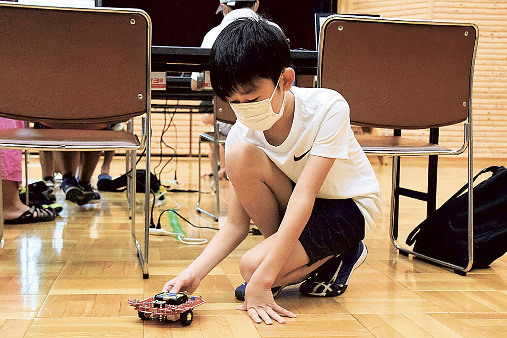 プログラミングしたロボットの動きを確認する児童＝清水町の町地域交流センター