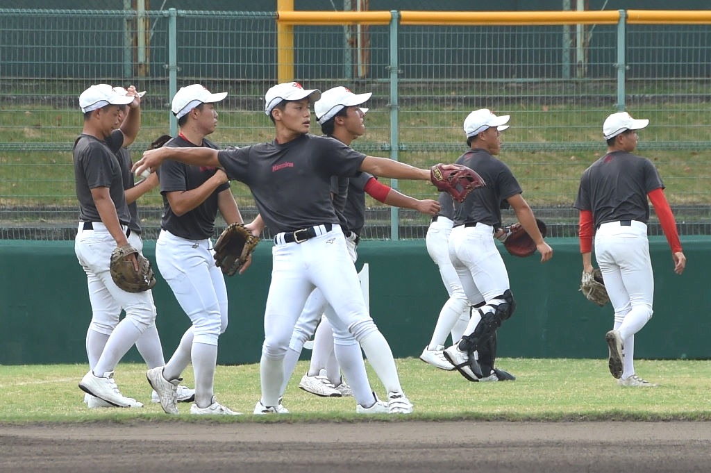 初戦に向けた最終練習に臨んだ選手たち＝兵庫県尼崎市のベイコム野球場