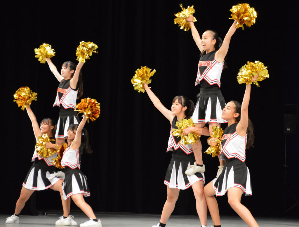 息の合ったダンスを披露する生徒ら＝９日午後、磐田市上新屋の市民文化会館かたりあ