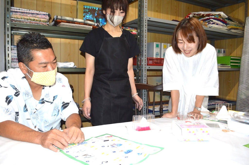 キットを使い染色を実演する武藤染工の武藤社長（左）ら＝７日、浜松市東区