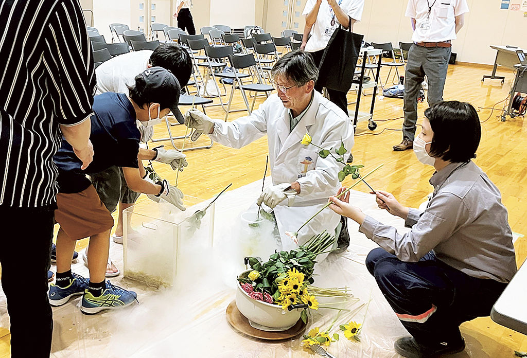 液体窒素を使った実験をする参加者＝三島市の市民生涯学習センター