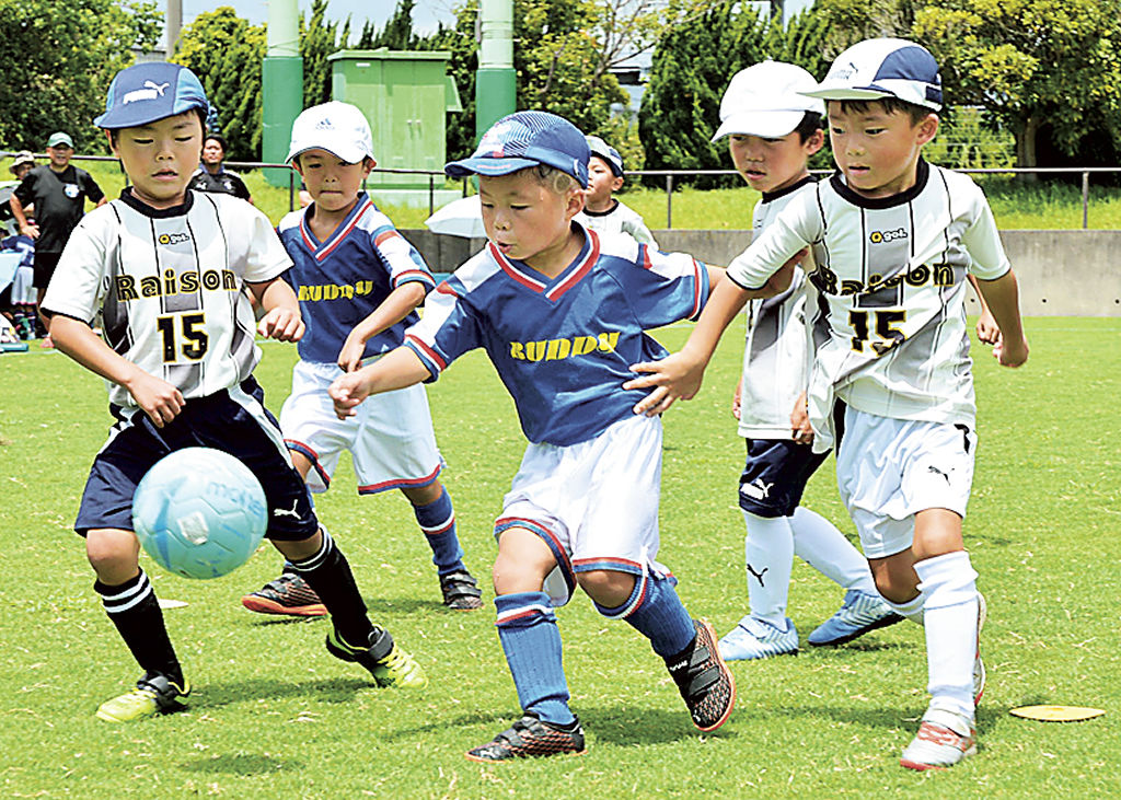 熱戦を繰り広げる子どもたち＝磐田市南平松の竜洋スポーツ公園