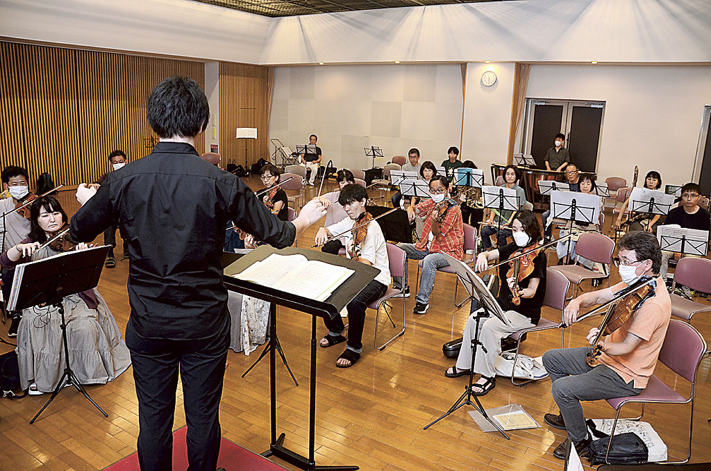 練習に励む浜松市民オーケストラの楽団員たち＝同市中区