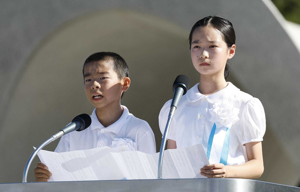 平和記念式典で「平和への誓い」を朗読する児童（８月６日）