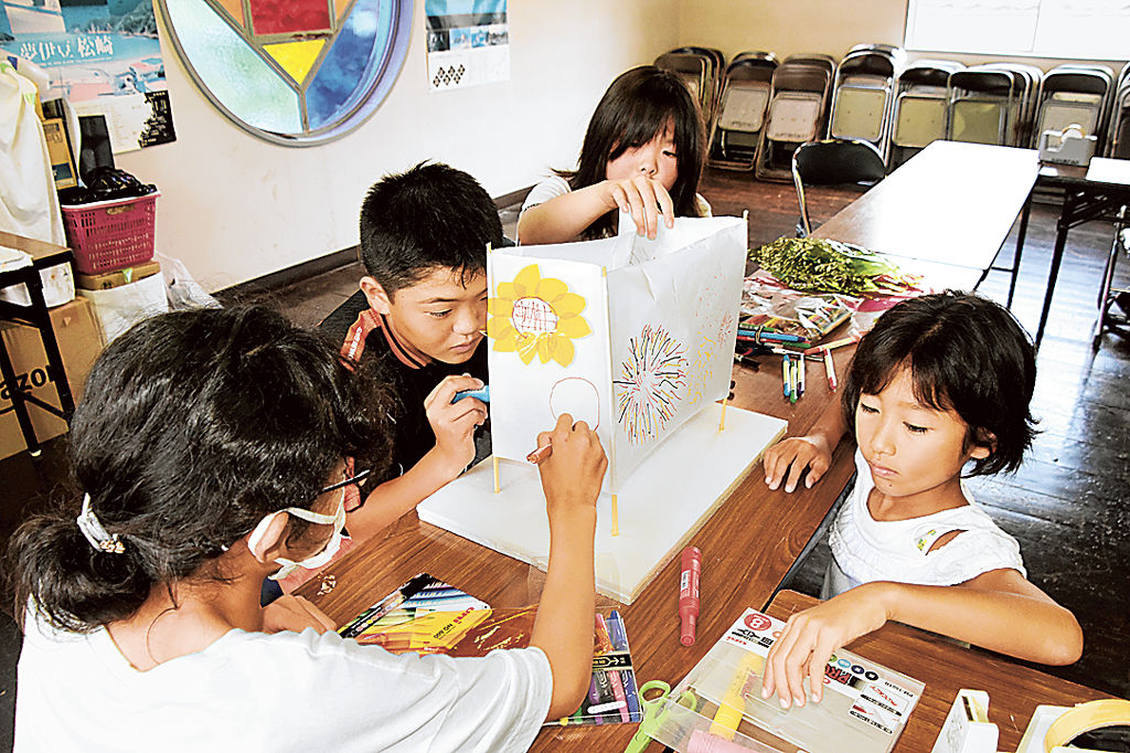 灯籠を製作する児童＝松崎町の町観光協会