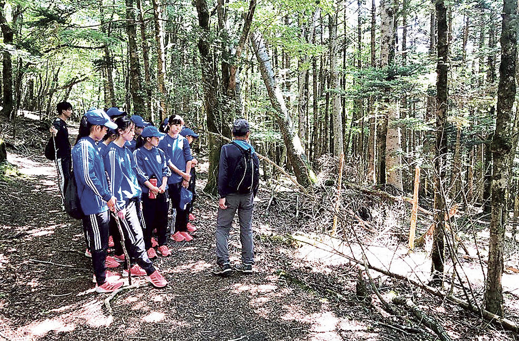 富士山の自然環境などについて学ぶ選手たち＝御殿場市