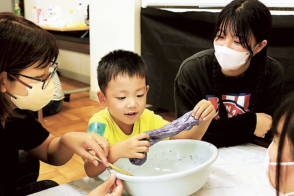 「泡スライム」作りに取り組む参加親子ら＝浜松市中区の浜松学院大（写真の一部を加工しています）