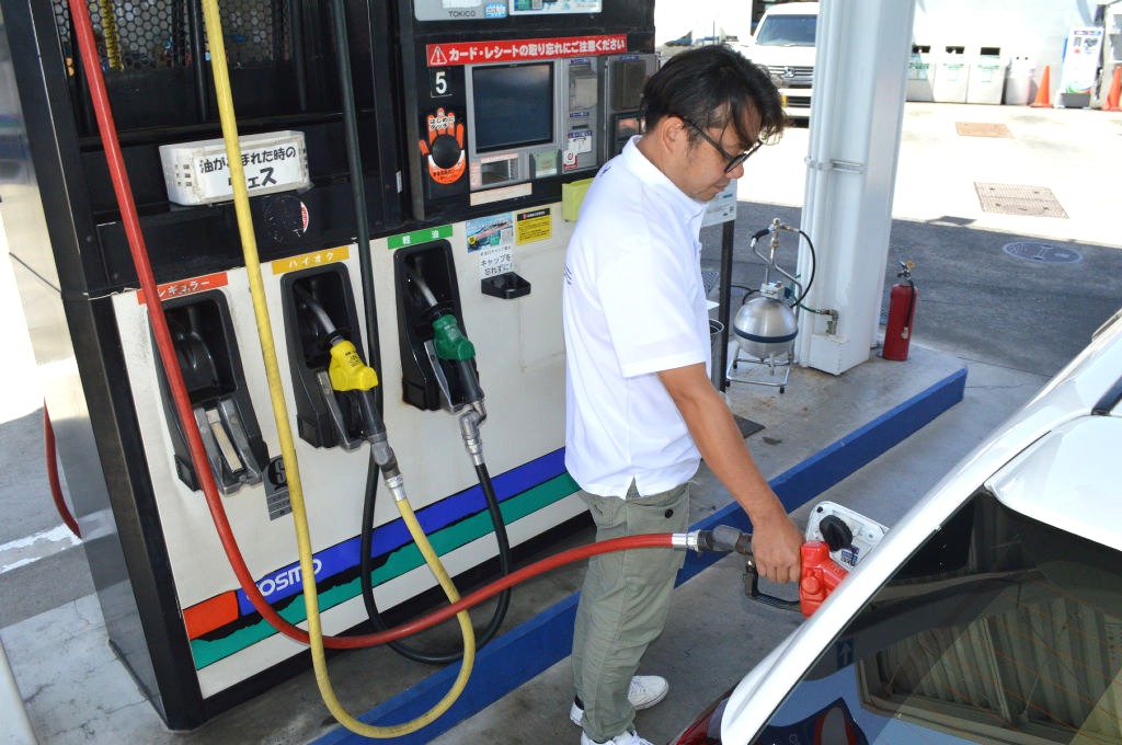 価格高騰が続くガソリンを給油する運転者＝１０日午後、静岡市清水区