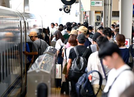 お盆の帰省ラッシュで混雑するＪＲ新大阪駅の新幹線ホーム＝１１日午前