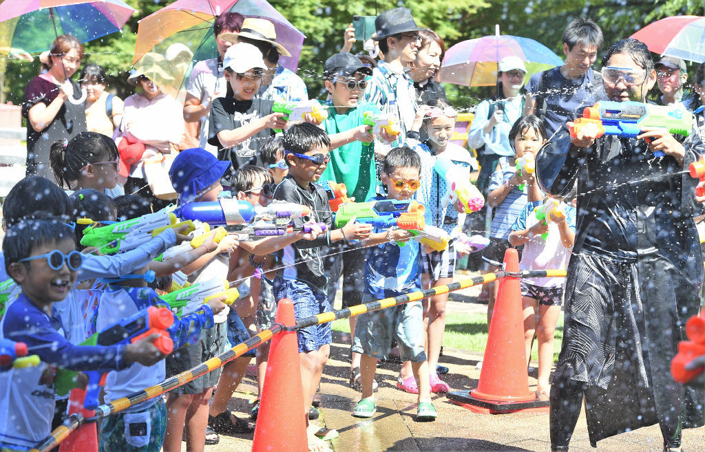 水鉄砲で遊ぶ子どもたち＝伊豆市の観光施設「修善寺虹の郷」
