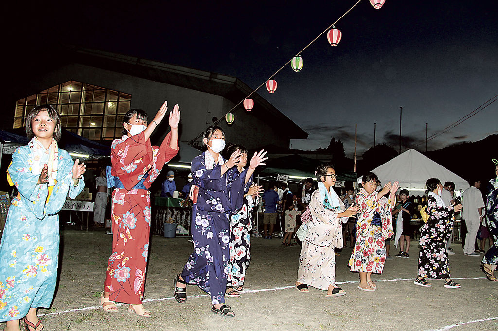 盆踊りを楽しむ参加者＝島田市の伊久美小グラウンド