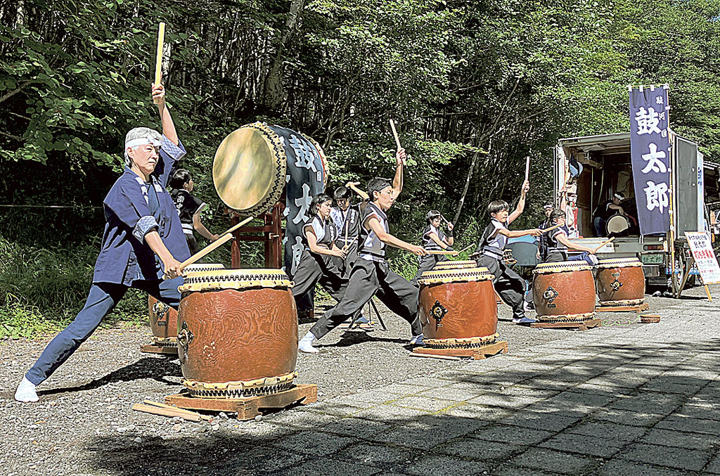 勇壮な演奏を披露する「鼓太郎」や御殿場南中の太鼓クラブのメンバーら＝小山町の富士山須走口５合目