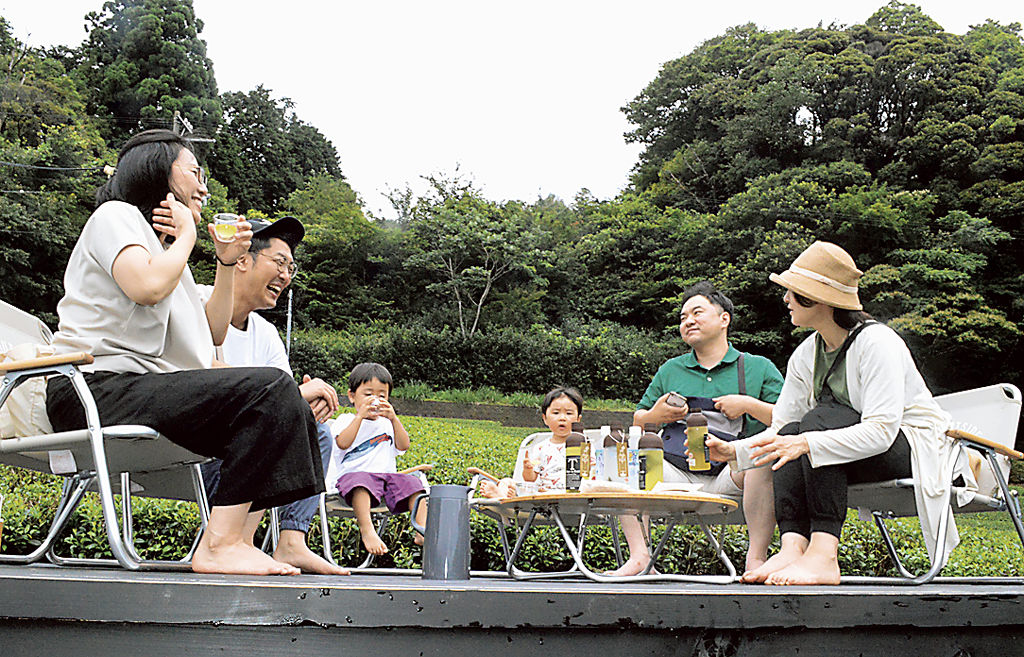 ティーテラスでの会話を楽しむ利用客