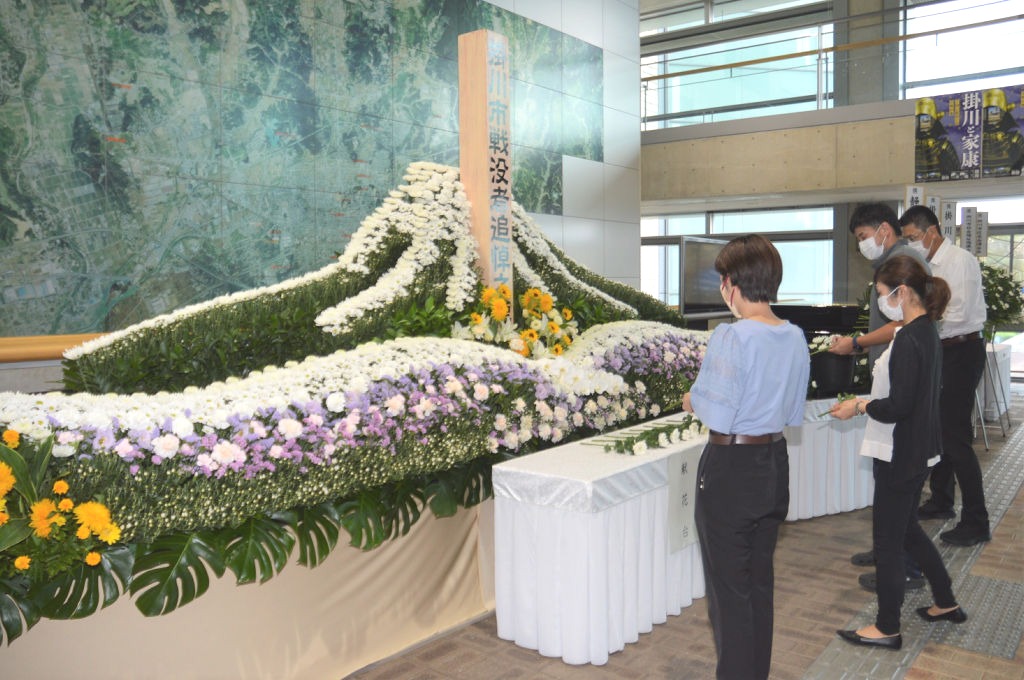 戦没者追悼式会場から移設された献花台＝掛川市役所