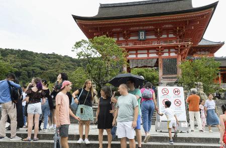京都・清水寺周辺で観光を楽しむ外国人ら＝７月