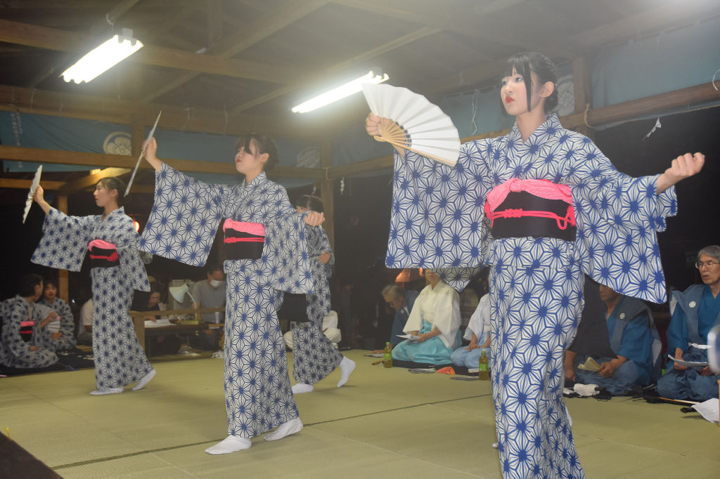 女子小中学生が優雅に舞う「ヒーヤイ」＝１６日午後７時半ごろ、川根本町徳山の浅間神社