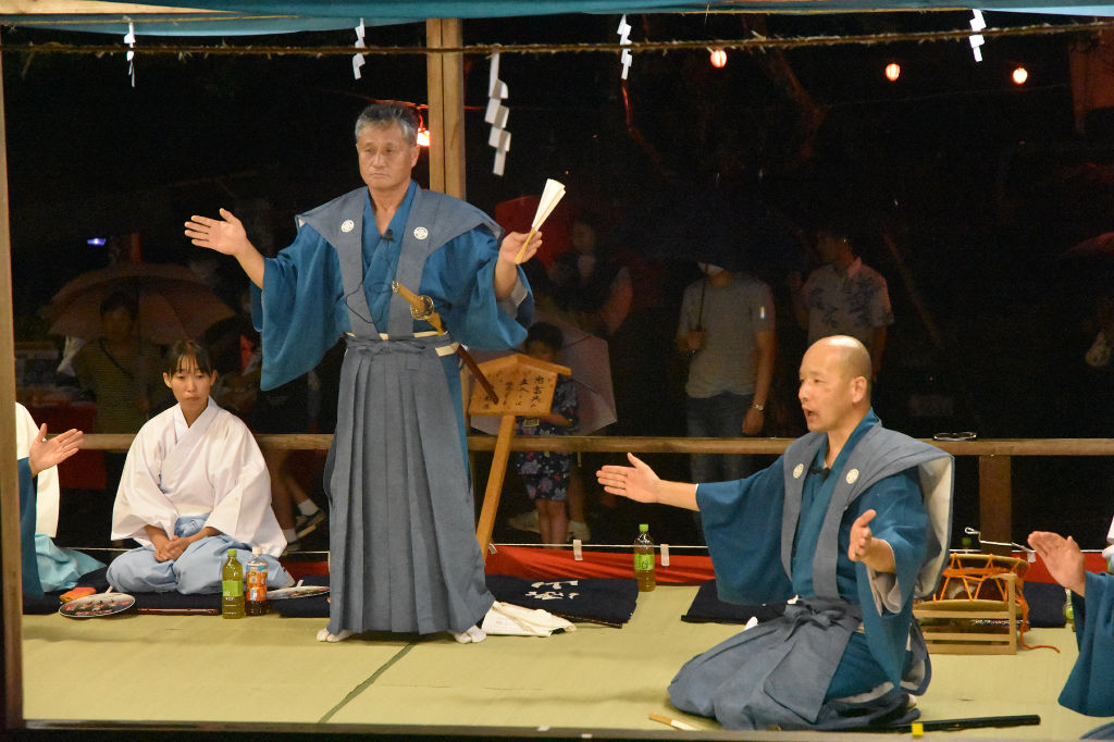 成人男性による「狂言」＝１６日午後７時４５分ごろ、川根本町徳山の浅間神社