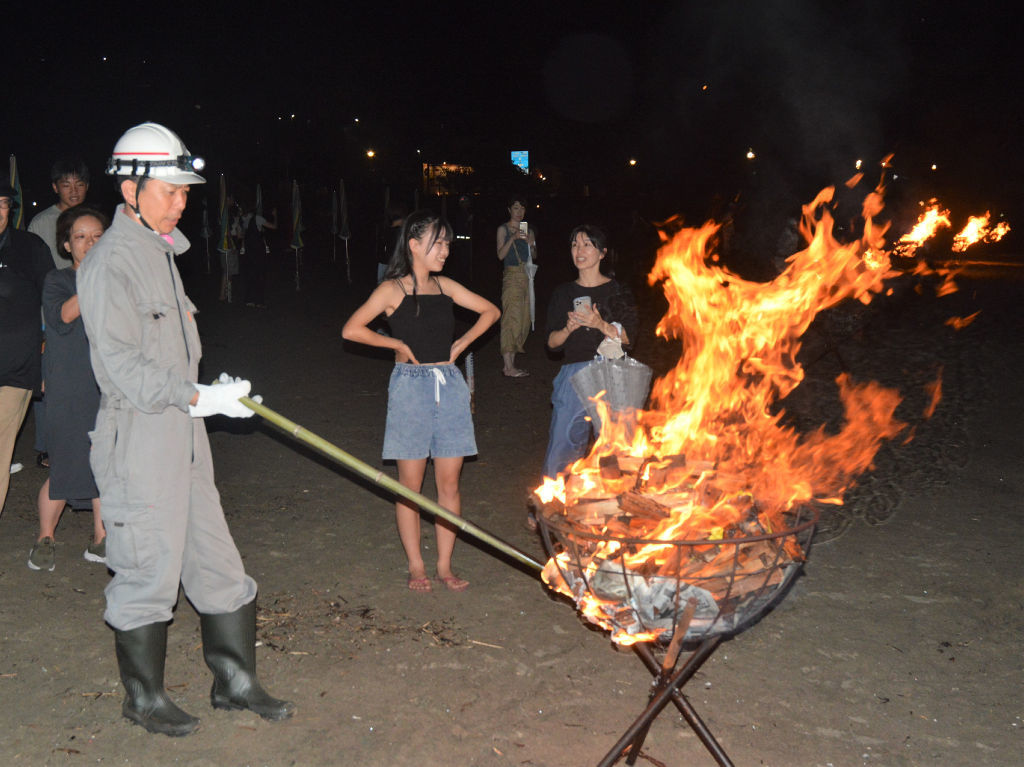 かがり火が海岸を照らした百八体流灯祭＝熱海市の長浜海水浴場