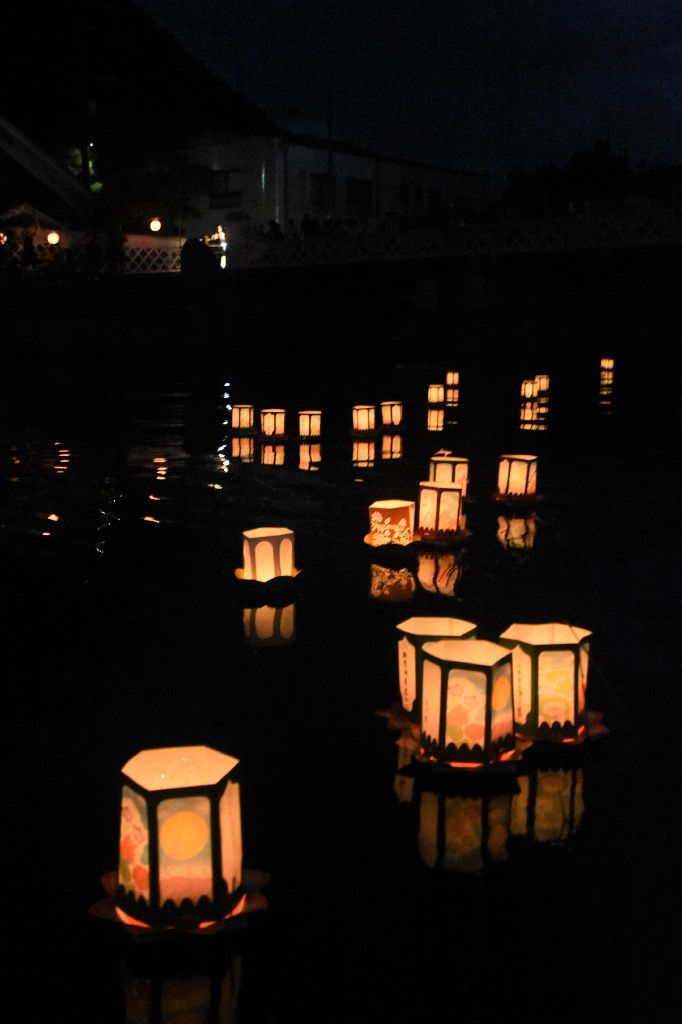 那賀川をゆっくりと流れる灯籠