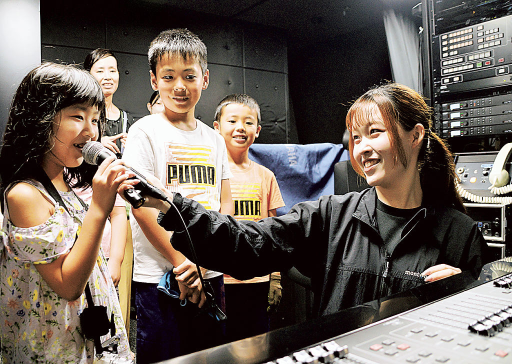 音響室でボタンを操作し、音の響きの変化を楽しむ子どもたち＝磐田市上新屋の市民文化会館かたりあ