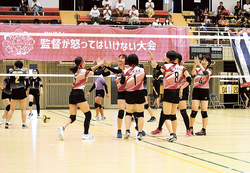 笑顔でプレーする選手ら＝吉田町の町総合体育館