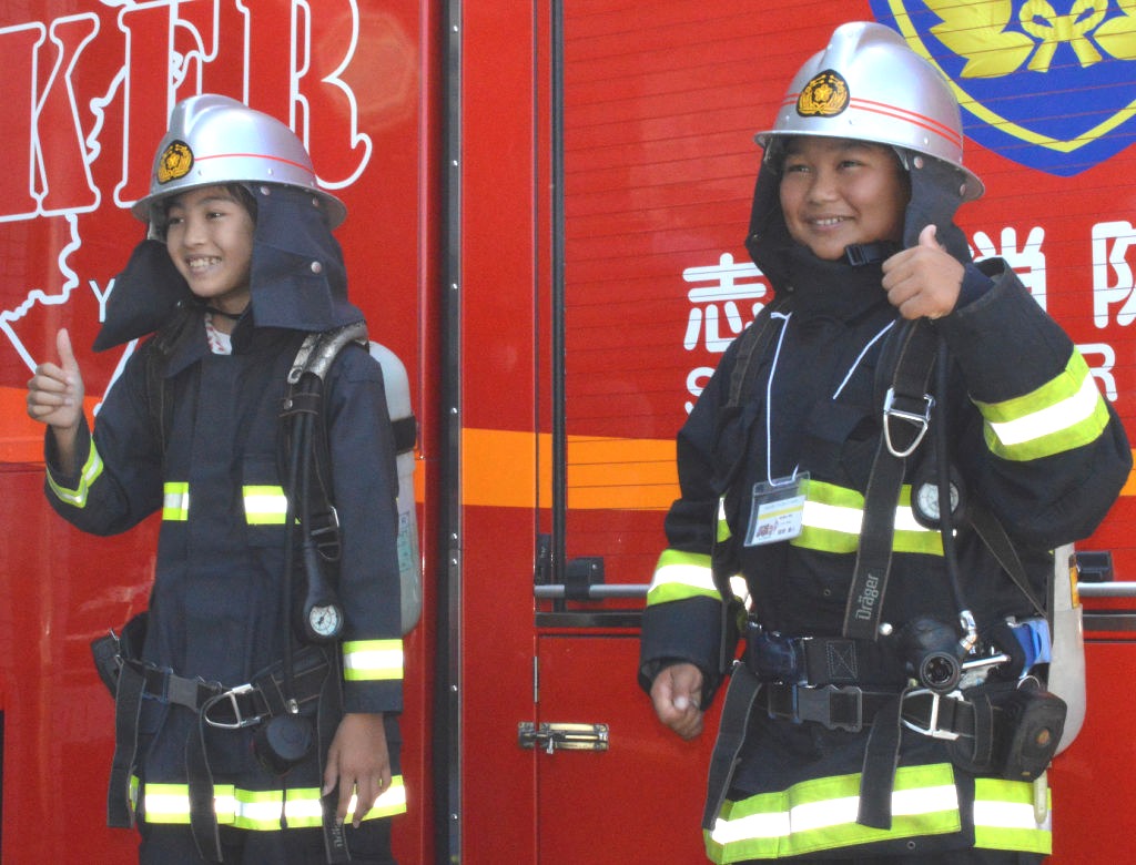 防火衣と呼吸器を着装し記念撮影する児童＝藤枝市の藤枝消防署