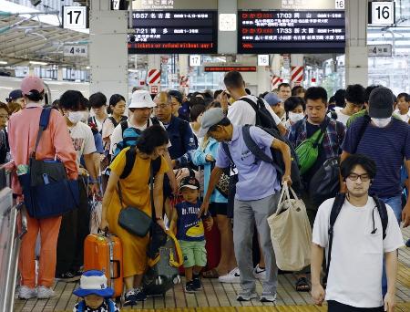 お盆休みのＵターンラッシュが始まり、混雑するＪＲ東京駅の新幹線ホーム＝１３日
