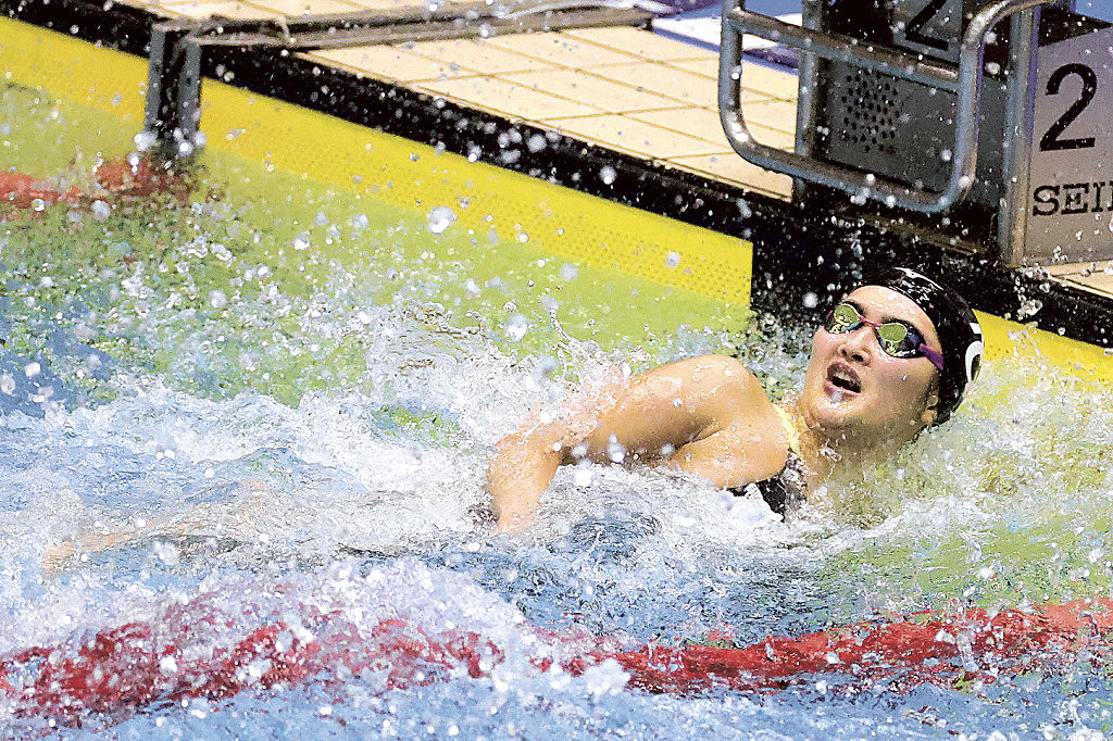 女子５０メートル自由形決勝　ゴールする鈴木月渚。２６秒１２で７位に入った＝野幌総合運動公園水泳プール（写真部・二神亨）