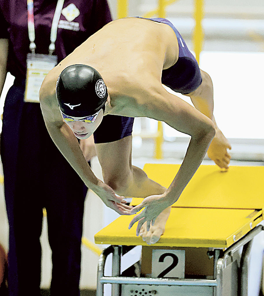 男子５０メートル自由形Ｂ決勝　スタートする松田隼人。２３秒４２をマークした＝野幌総合運動公園水泳プール