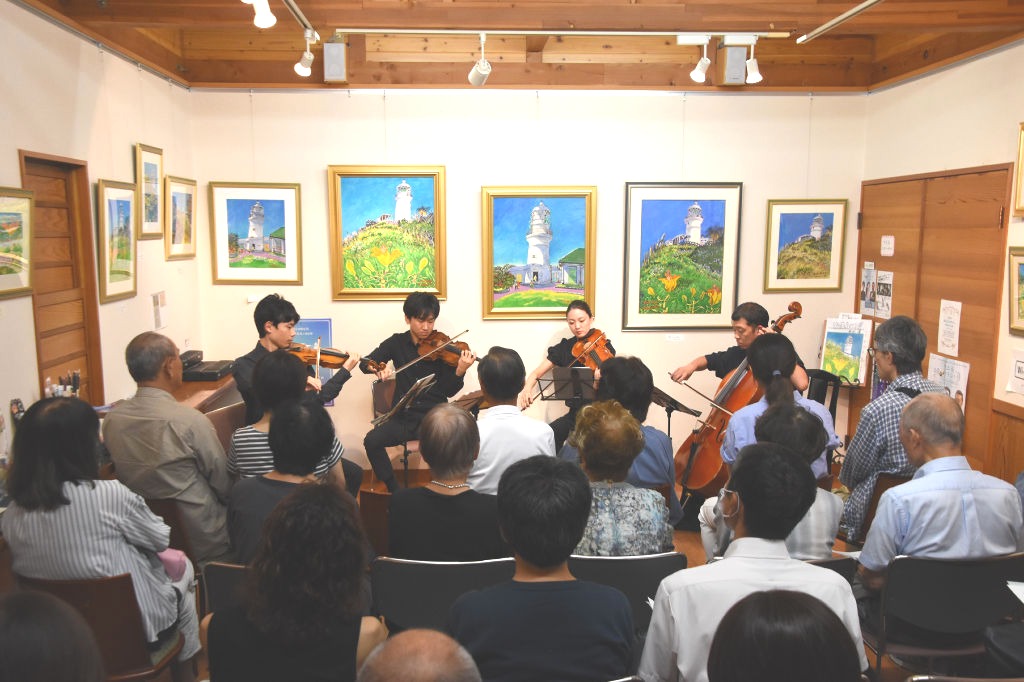 バイオリンなどの美しい音色で優雅な雰囲気に包まれたクラシックコンサート＝御前崎市門屋の「ひと休処つくし」