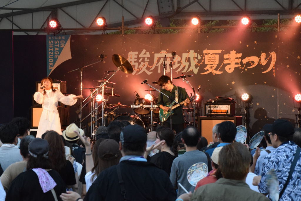 アーティストのライブに観客が詰め掛けた「めいんすてーじ」＝１９日午後、静岡市葵区の駿府城公園