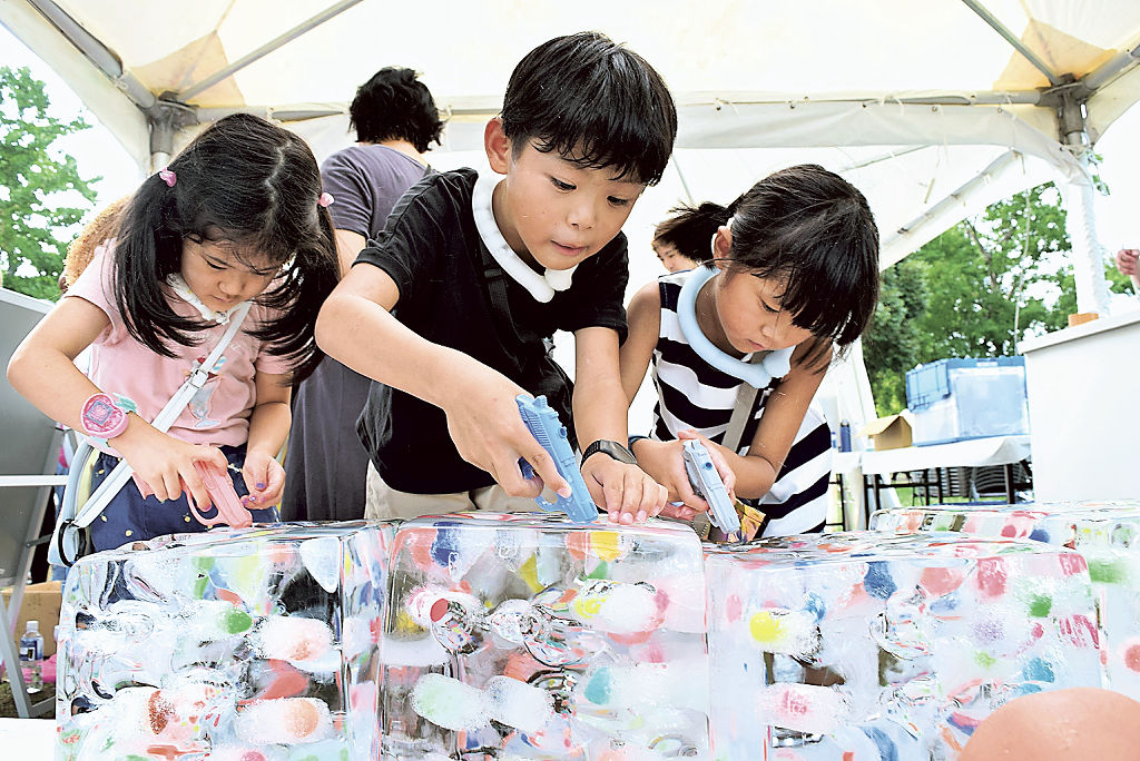 「氷スーパーボール」に挑戦する子どもたち＝１９日午後、静岡市葵区の駿府城公園
