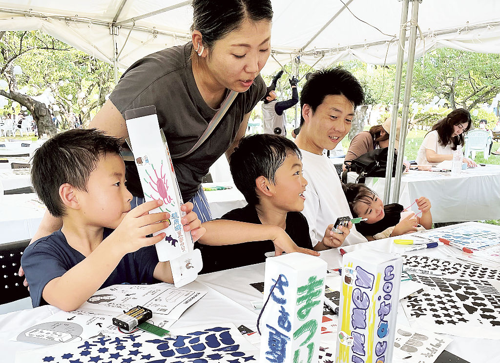 ランタン作りに励む子どもたち＝静岡市葵区の駿府城公園