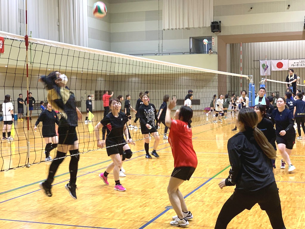 熱戦を展開する選手たち＝伊豆の国市の長岡体育館