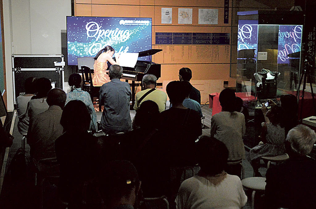 ピアノのコンサートが行われたオープニングナイト＝掛川市掛川の市二の丸美術館
