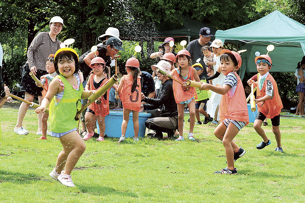 水鉄砲で撃ち合いを楽しむ子どもたち＝菊川市西方の菊川運動公園