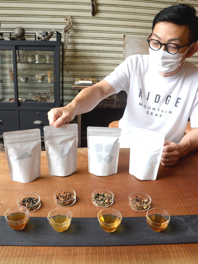 ４種類の薬膳茶。鈴和商店が配合を研究して編み出した＝静岡市葵区