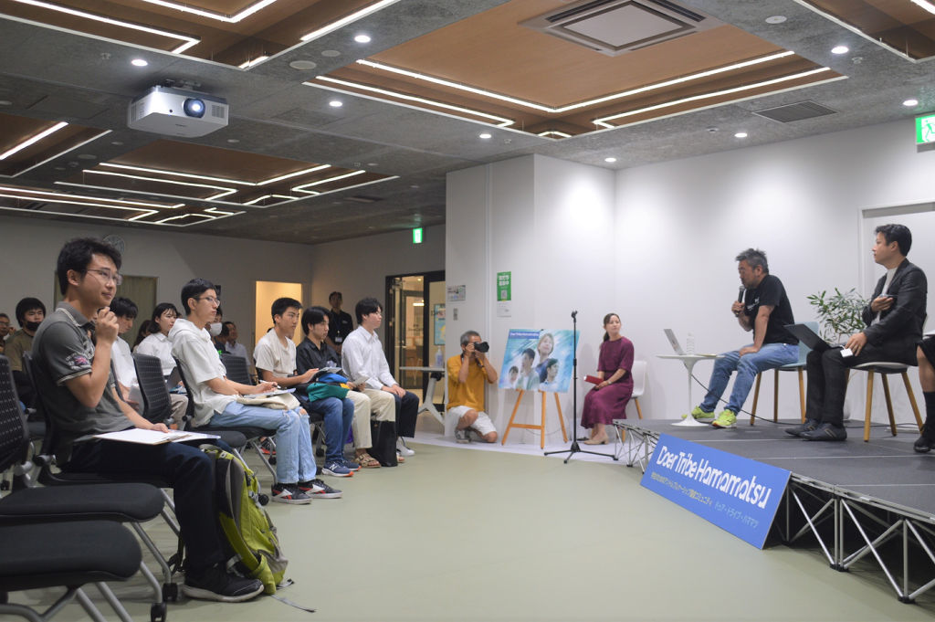 起業コミュニティーの発足イベントで先輩起業家と対話する学生たち（左）＝８月上旬、浜松市中区のＦＵＳＥ