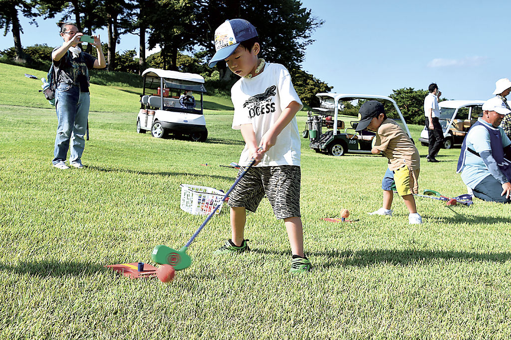 スナッグゴルフを楽しむ子どもたち＝伊東市の川奈ホテルゴルフコース