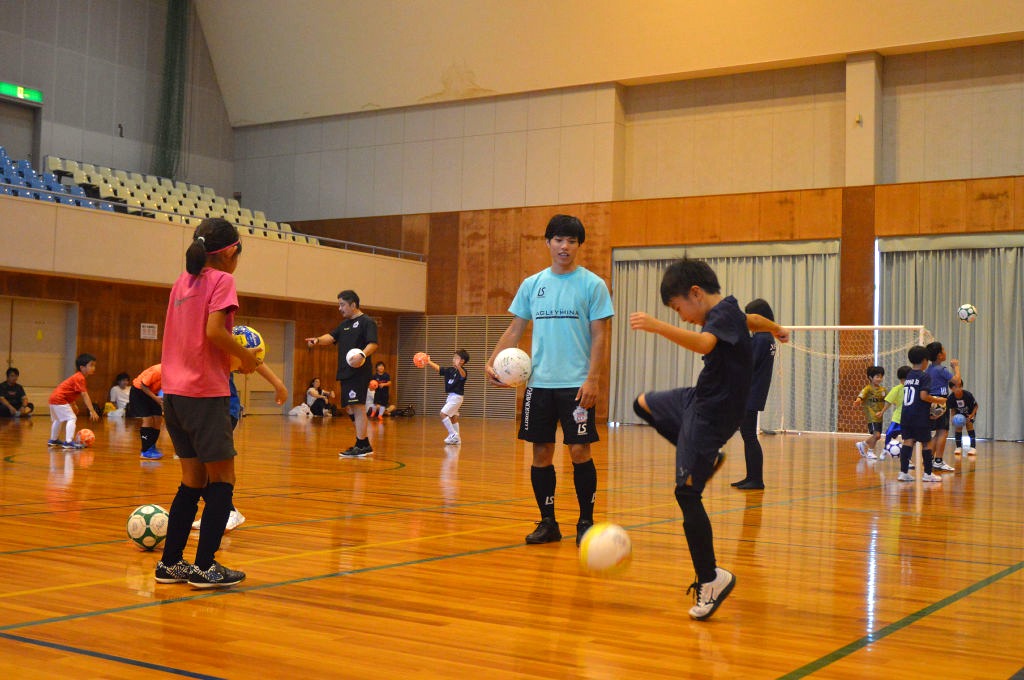 器用にボールを操る児童（右）＝浜松市東区の浜松アリーナ