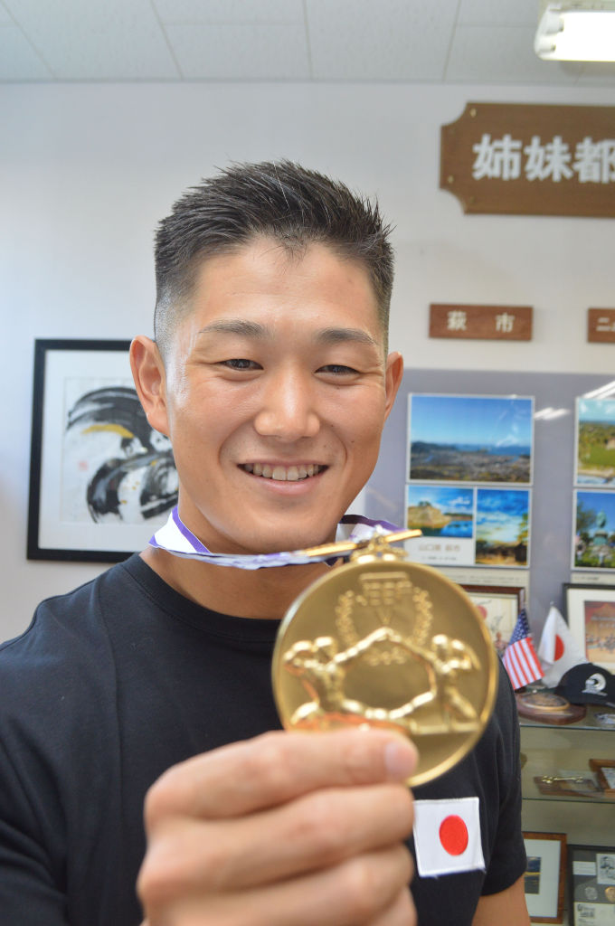 メダルを披露する白井さん＝下田市役所