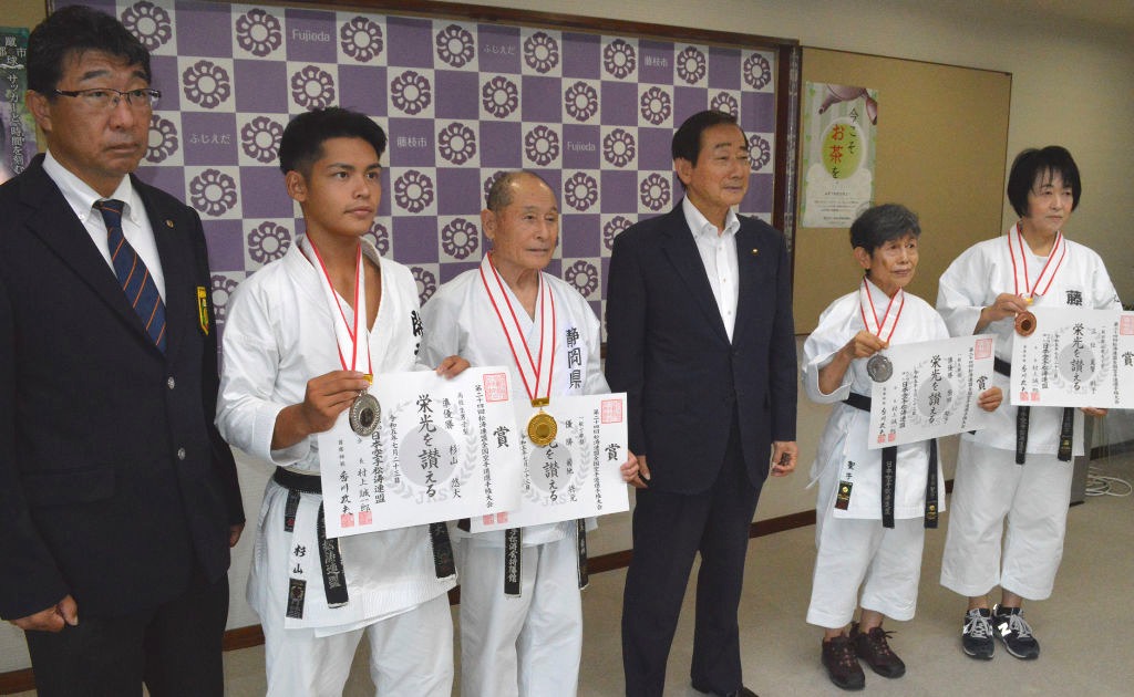 北村市長（右から３人目）に大会結果を報告した上位入賞者ら＝藤枝市役所