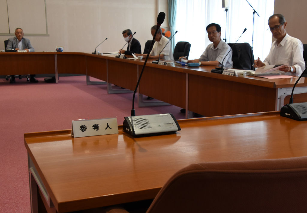 予算議決後の計画見直し要求の調査特別委員会は１４回開かれ、計１３人が参考人として招致された＝９日、御前崎市役所