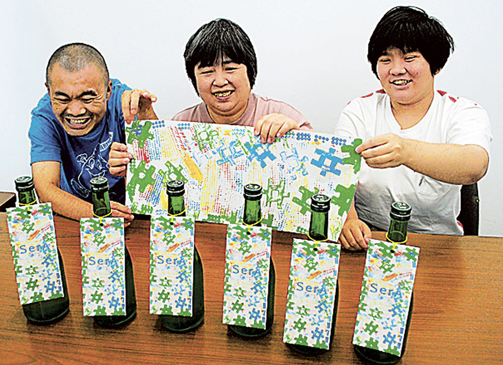 花の舞酒造の純米吟醸酒のラベルを製作したゼロベース三ケ日の利用者＝浜松市中区