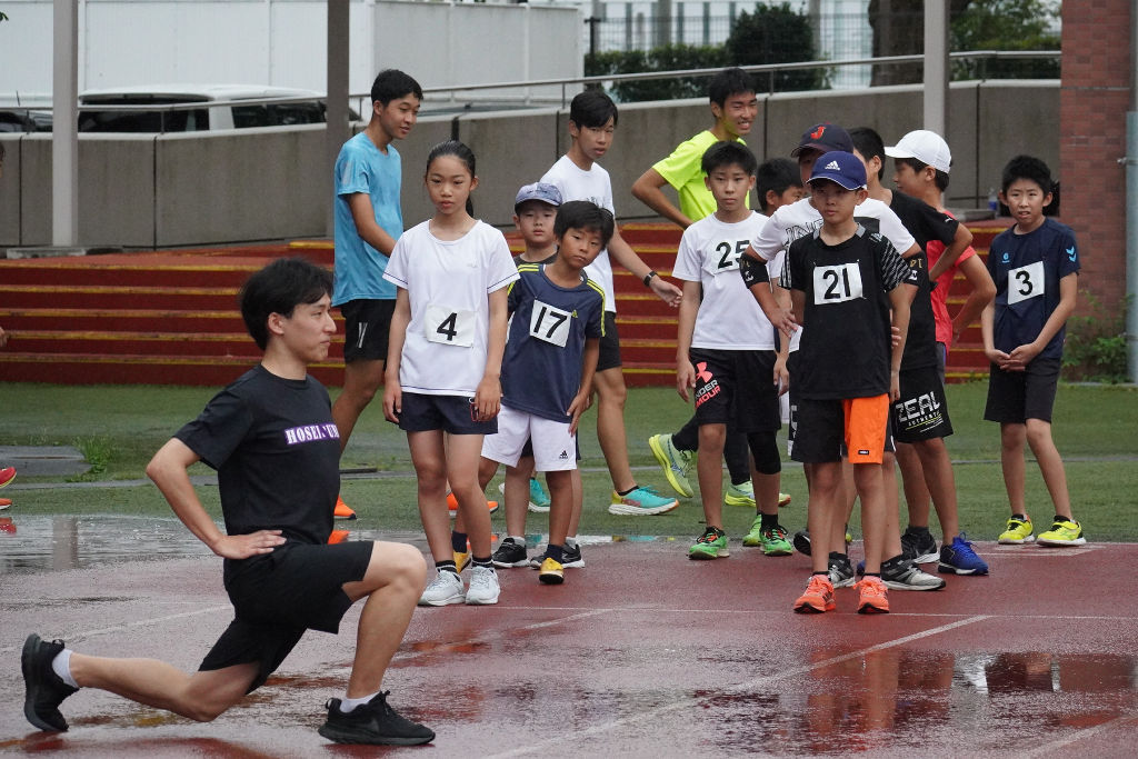 走り方の基本を教える河田さん（左）＝三島市の日本大三島キャンパス