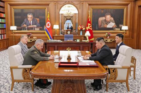 ロシアのショイグ国防相（手前左）と会談する北朝鮮の金正恩朝鮮労働党総書記（同右）＝７月、平壌（朝鮮中央通信＝共同）