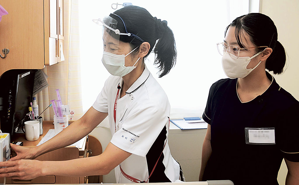 看護師（左）の仕事を見学する高校生＝浜松市中区の聖隷浜松病院（写真の一部を加工しています）