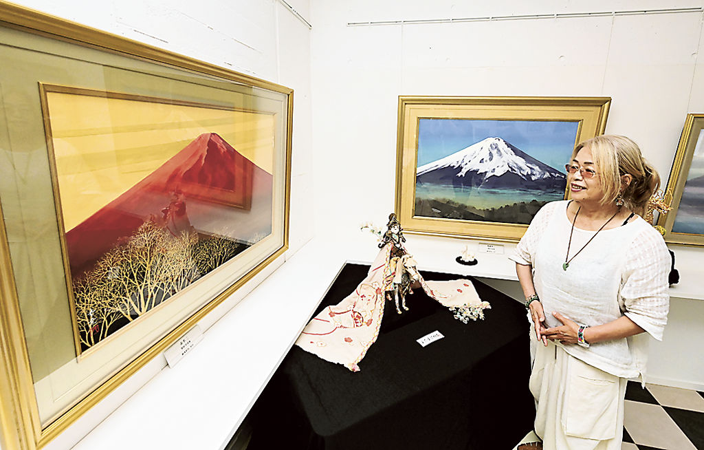 栗原さんの日本画や瀬川さんの人形作品が並ぶ展示会＝浜松市中区のギャラリー＆フォト広沢