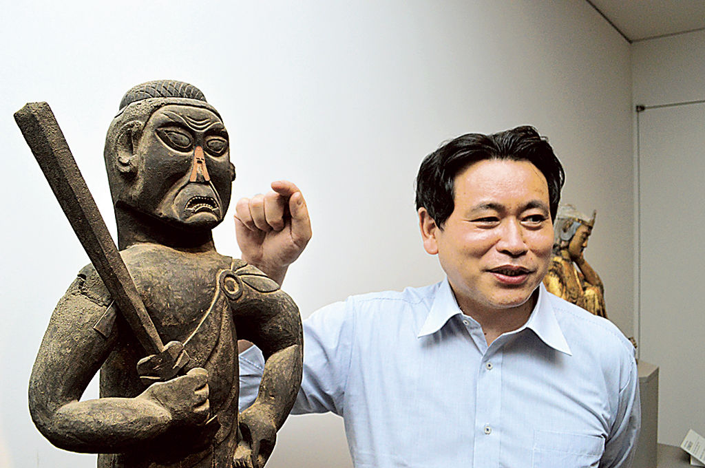 多様な仏像の魅力を説く田島さん＝下田市の上原美術館